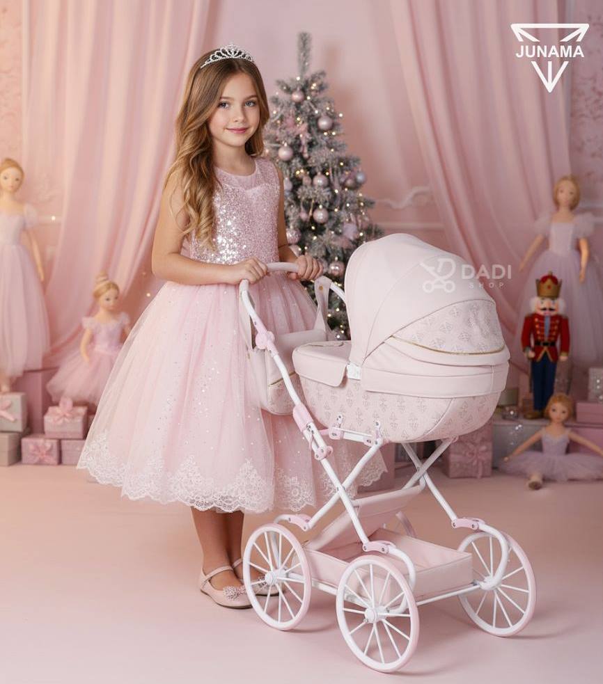 Wózek dla lalek Junama Art Deco Mini różowy, dziewczynka w świątecznej scenerii – pomysł na prezent na święta, Dadi-Shop